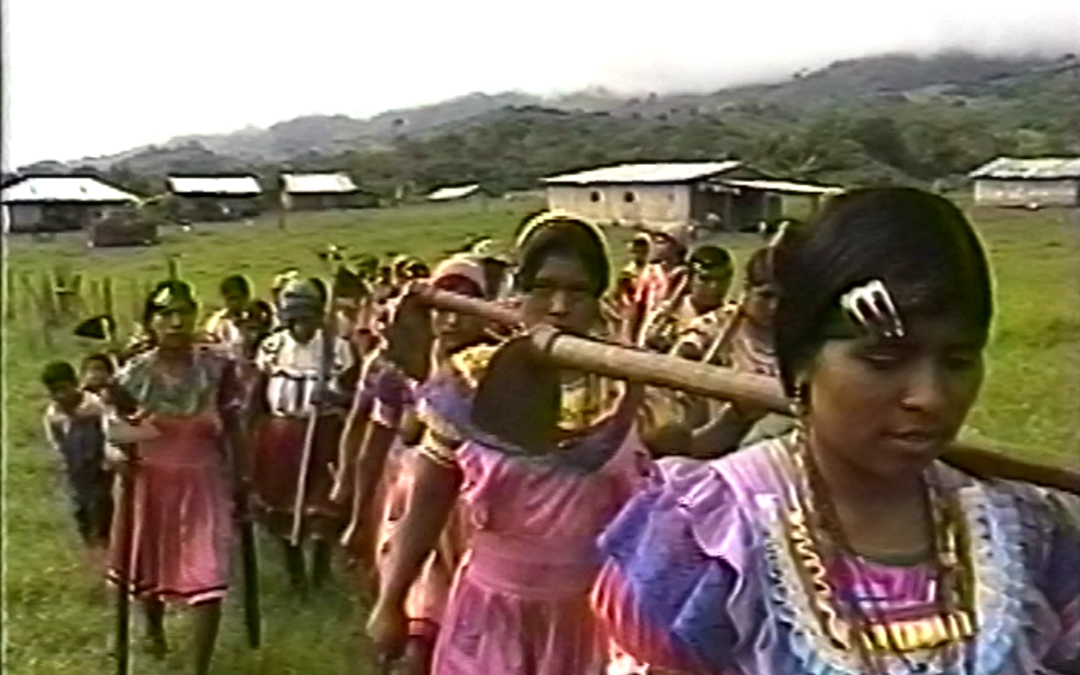 La Familia Indigena / Mujeres Unidas – 1998.15.DV