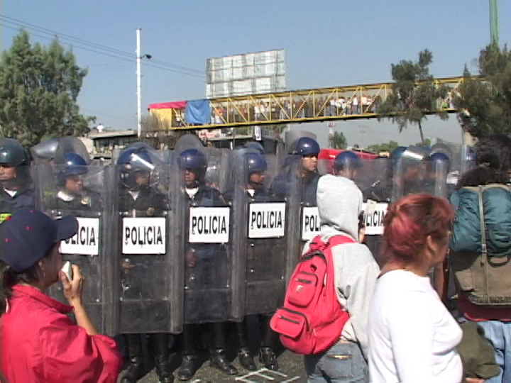 Otra Campaña: DF Bloqueo Atenco Nico 11 – 2006.234.DV