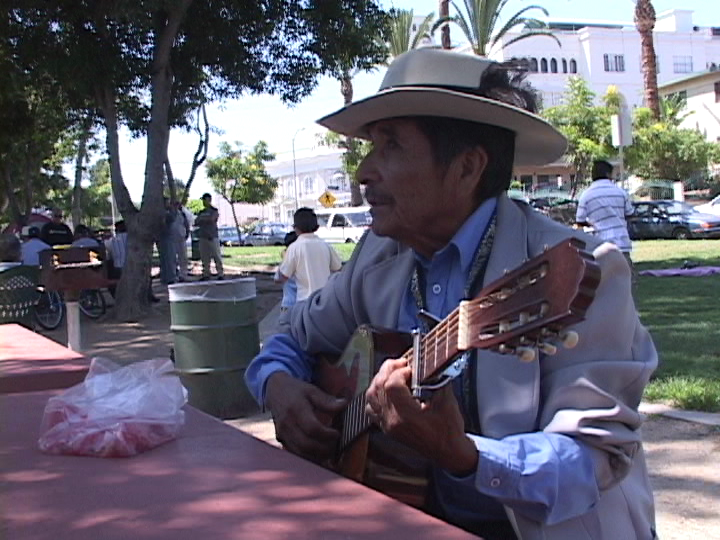 Otra Campaña: L.A. ITW Beto / parque domingo platicas 07 – 2006.316.DV